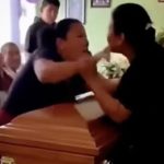 Info Shqip: E pazakontë! Dy gra zihen në funeral, pasi zbulojnë se të dyja ishin të dashurat e të ndjerit