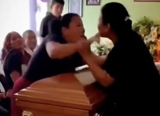 E pazakontë! Dy gra zihen në funeral, pasi zbulojnë se të dyja ishin të dashurat e të ndjerit