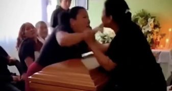 Info Shqip: E pazakontë! Dy gra zihen në funeral, pasi zbulojnë se të dyja ishin të dashurat e të ndjerit