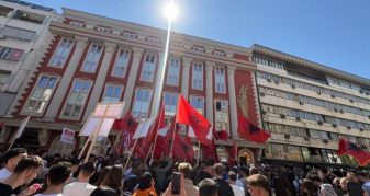 Info Shqip: Ministria e Drejtësisë nuk ‘dorëzohet’: S’ka provim të jurisprudencës në shqip, në protestë nuk pati simbole shtetërore