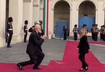 Rama pritet me ceremoni zyrtare nga Giorgia Meloni, i ulet sërish në gjunjë kryeministres italiane (VIDEO)