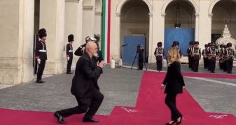 Info Shqip: Rama pritet me ceremoni zyrtare nga Giorgia Meloni, i ulet sërish në gjunjë kryeministres italiane (VIDEO)