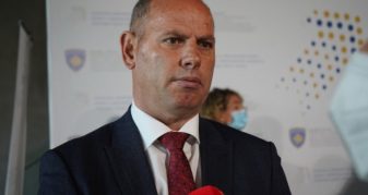 Info Shqip: “Hapni krah o trima, o dilni zot situatës”- Lladrovci komenton situatën politike