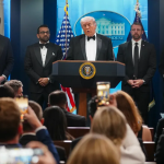 Info Shqip: Pas të shtënave, gazetari e pyet direkt Trumpin: Pse po të ndodh kjo vazhdimisht? Ja si përgjigjet presidenti amerikan