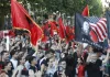“Ne jemi bashkë”/ Me flamuj dhe banderola, të rinjtë protestë në Tiranë. Dalin krah studentëve shqiptarë në RMV për gjuhën shqipe