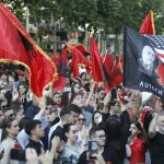 Info Shqip: “Ne jemi bashkë”/ Me flamuj dhe banderola, të rinjtë protestë në Tiranë. Dalin krah studentëve shqiptarë në RMV për gjuhën shqipe