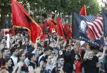 “Ne jemi bashkë”/ Me flamuj dhe banderola, të rinjtë protestë në Tiranë. Dalin krah studentëve shqiptarë në RMV për gjuhën shqipe