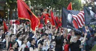 Info Shqip: “Ne jemi bashkë”/ Me flamuj dhe banderola, të rinjtë protestë në Tiranë. Dalin krah studentëve shqiptarë në RMV për gjuhën shqipe