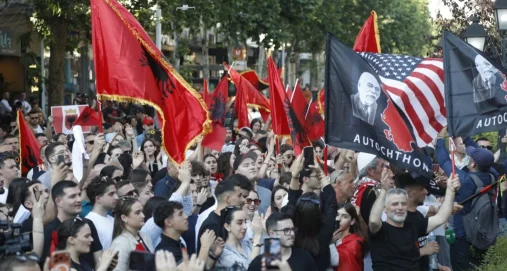 Info Shqip: “Ne jemi bashkë”/ Me flamuj dhe banderola, të rinjtë protestë në Tiranë. Dalin krah studentëve shqiptarë në RMV për gjuhën shqipe