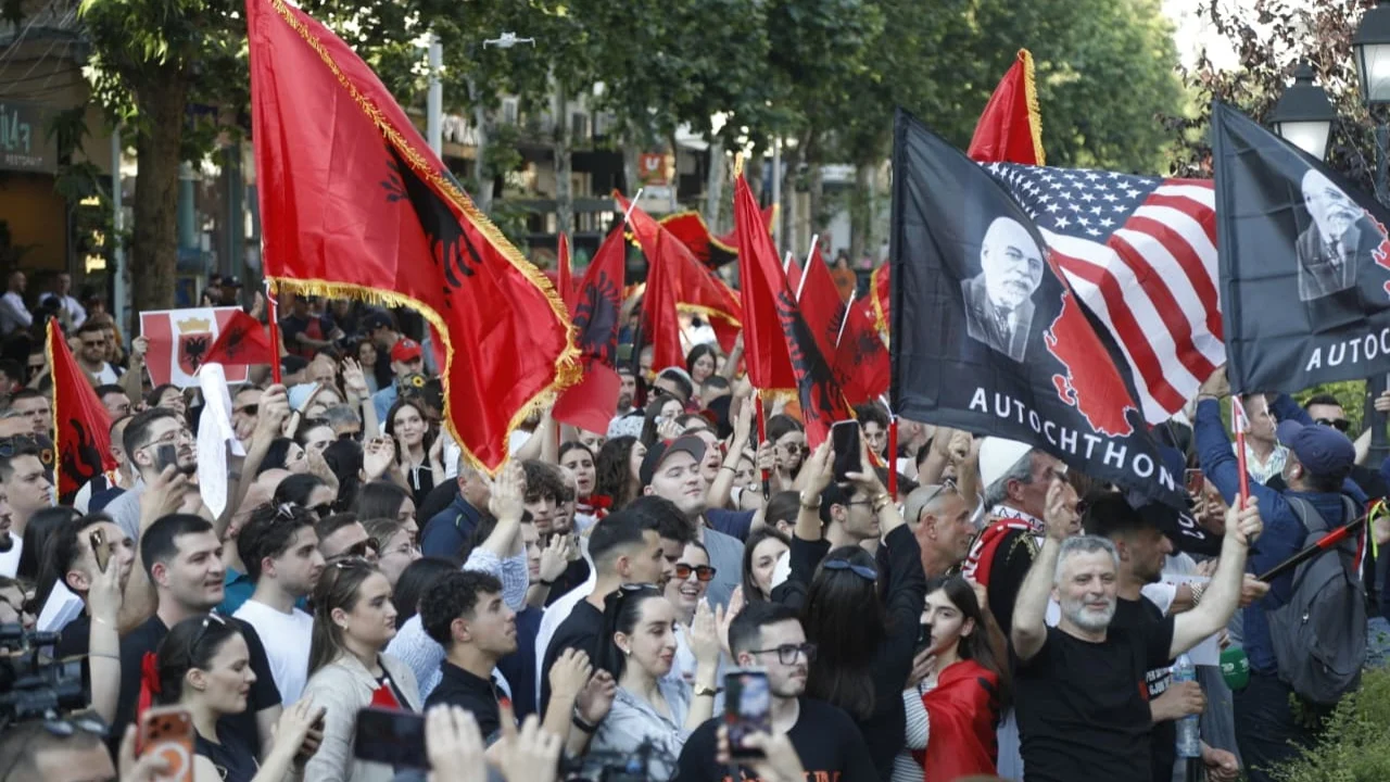 Protestë në Tiranë për të drejtat e studentëve shqiptarë në Maqedoninë e Veriut: "Ne jemi bashkë"
