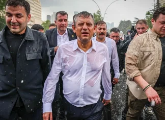 Nën gazin lotsjellës opozita turke gjen një yll të ri: Del në skenë Ozgur Ozel, kush është rivali i ri i Erdoganit