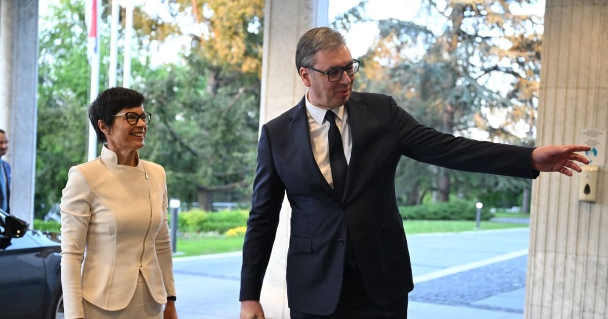 BE ndalon fonde për Serbinë: Marta Kos shpjegon kushtet për rimarrjen e mbështetjes financiare

