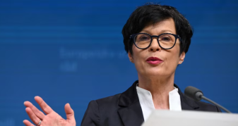 Info Shqip: Shkel për herë të parë tokën e Kosovës, Marta Kos: Kosova e ka vendin në BE