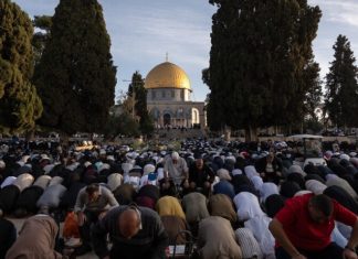 Besimtarët myslimanë falin namazin e Kurban Bajramit në Xhaminë Al-Aksa