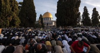 Info Shqip: Besimtarët myslimanë falin namazin e Kurban Bajramit në Xhaminë Al-Aksa