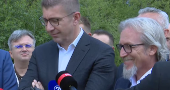 Info Shqip: Mickoski përkrah Limanit: “A e shihni që ai është me mua”