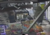 Tentuan t’i grabisnin marketin, pronari shqiptar ndjek me shkop dy të rinjtë në Selanik, pamjet bëhen virale (VIDEO)