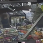 Tentuan t’i grabisnin marketin, pronari shqiptar ndjek me shkop dy të rinjtë në Selanik, pamjet bëhen virale (VIDEO)