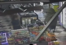 Tentuan t’i grabisnin marketin, pronari shqiptar ndjek me shkop dy të rinjtë në Selanik, pamjet bëhen virale (VIDEO)