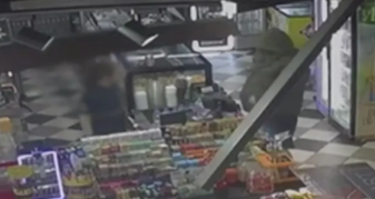 Info Shqip: Tentuan t’i grabisnin marketin, pronari shqiptar ndjek me shkop dy të rinjtë në Selanik, pamjet bëhen virale (VIDEO)
