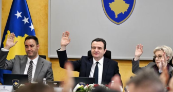 Info Shqip: Në prag të zgjedhjeve të parakohshme, Qeveria në detyrë e Kosovës ka vendosur që të ndajë nga 100 euro