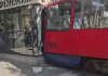 Tramvaji del nga shinat në Beograd dhe përplaset në një ndërtesë, disa të lënduar