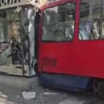 Info Shqip: Tramvaji del nga shinat në Beograd dhe përplaset në një ndërtesë, disa të lënduar