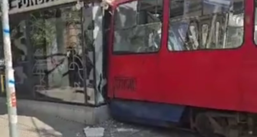 Info Shqip: Tramvaji del nga shinat në Beograd dhe përplaset në një ndërtesë, disa të lënduar