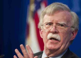 Bolton zbulon prapaskenat: Ja pse dështoi shkëmbimi i territoreve mes Kosovës dhe Serbisë