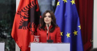 Info Shqip: Elisa Spiropali: Askush s’mund t’i kërkojë një populli të heshtë në gjuhën e vet