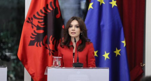 Info Shqip: Elisa Spiropali: Askush s’mund t’i kërkojë një populli të heshtë në gjuhën e vet