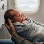 Info Shqip: Mrekulli në 10.000 metra: Foshnja lind në avion, udhëtarët me lot dhe duartrokitje!