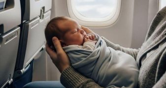 Info Shqip: Mrekulli në 10.000 metra: Foshnja lind në avion, udhëtarët me lot dhe duartrokitje!