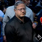 Info Shqip: “Pamje të neveritshme dhe tmerruese”, Të gjunjëzuar dhe me duar të lidhura, bota e tronditur pas videos së publikuar nga ministri izraelit për aktivistët e ndaluar