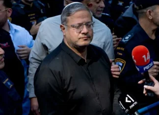 “Pamje të neveritshme dhe tmerruese”, Të gjunjëzuar dhe me duar të lidhura, bota e tronditur pas videos së publikuar nga ministri izraelit për aktivistët e ndaluar