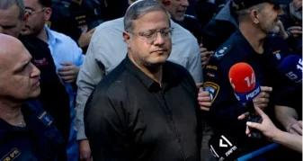 Info Shqip: “Pamje të neveritshme dhe tmerruese”, Të gjunjëzuar dhe me duar të lidhura, bota e tronditur pas videos së publikuar nga ministri izraelit për aktivistët e ndaluar