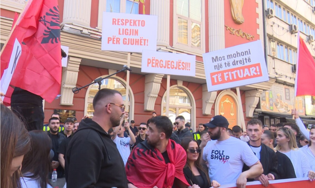 Studentët shqiptarë protestojnë në Shkup për provim të jurisprudencës në gjuhën shqipe
