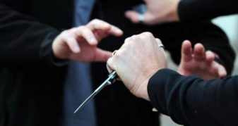 Info Shqip: E tmerrshme! 15 vjeçari ther me thikë bashkëmoshatarin në një shkollë fillore në Shkup