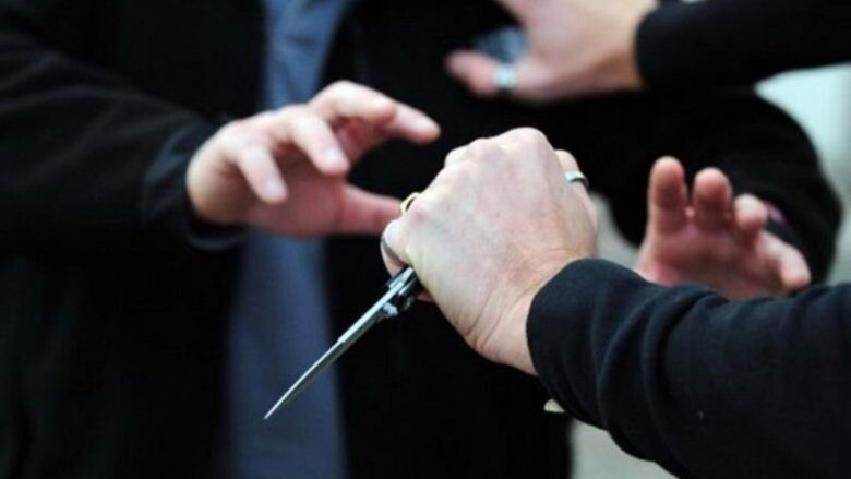 E tmerrshme! 15 vjeçari ther me thikë bashkëmoshatarin në një shkollë fillore në Shkup