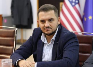Qamili: Derisa VLEN të jetë në Qeveri, gjuha shqipe nuk do të preket, provimet në shqip