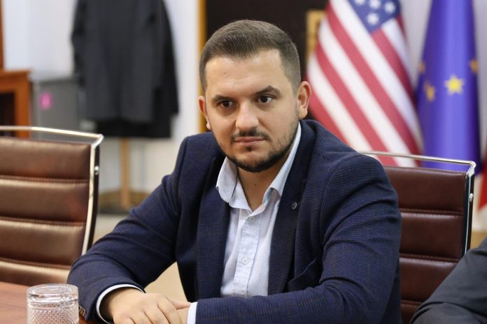 Albi Qamili sulmon Blerim Bexhetin: Kush mbetet zot i shqiptarëve pas 20 viteve të neglizhimit? 