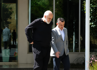 Rama mbledh drejtuesit e PS-së dhe ministrat në kulmin e protestave