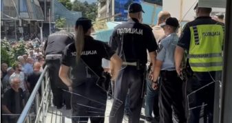 Info Shqip: Thyhen xhamat e Komunës së Gostivarit, banorët e Debreshit në protestë për mungesën e ujit të pijshëm