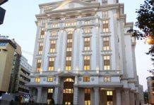 Punonjësit e Klinikës së Fëmijëve protestojnë para Ministrisë së Financave: Gjashtë muaj pa paga, duam zgjidhje