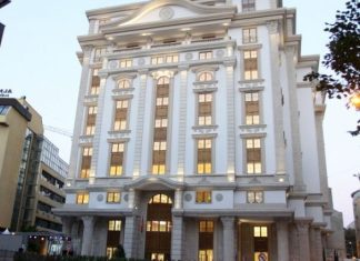 Punonjësit e Klinikës së Fëmijëve protestojnë para Ministrisë së Financave: Gjashtë muaj pa paga, duam zgjidhje
