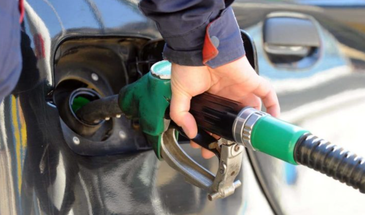 Çmimet e karburantëve ndryshojnë: Dizeli zbret, benzina ngritet – Çfarë ndryshimesh presin konsumatorët? 