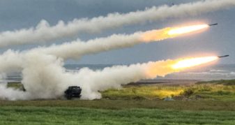 Info Shqip: Tajvani përgatitet për një pushtim të mundshëm nga Kina, ushtria teston sistemin raketor HIMARS