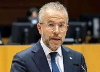 Eurodeputeti holandez: Vuçiq po përdor taktikën e autokratëve për të qëndruar në pushtet