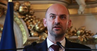 Info Shqip: Kryediplomati francez: Marrëveshja me Iranin nuk duhet të na bëjë të harrojmë katastrofën në Palestinë