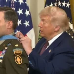 Moment i sikletshëm për Trumpin, nuk arrin t’i vendos medaljen veteranit, e lidh nyje (VIDEO)